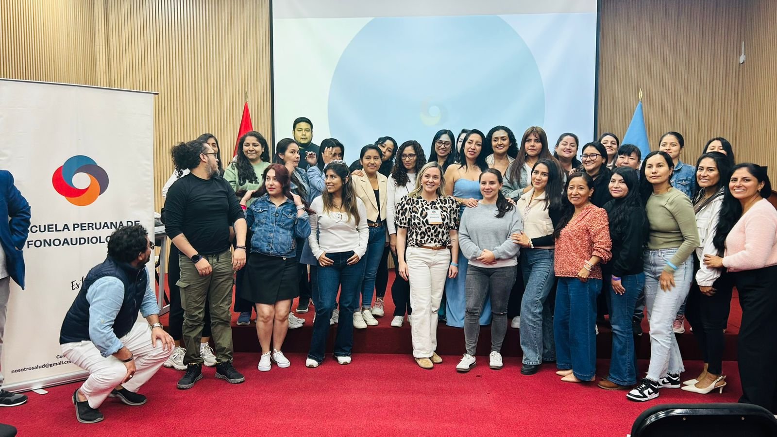 Carolina Henríquez disertando en evento internacional de fonoaudiología con profesionales